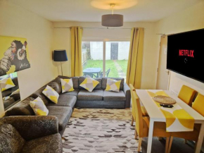 Spacious 5-Bed Home with Parking,WiFi & Self Check-In